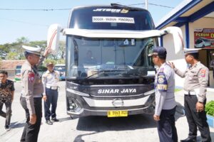 Minimalisir Laka Lantas, Polres Ponorogo Gelar Ramp Check Bus di Terminal Seloaji