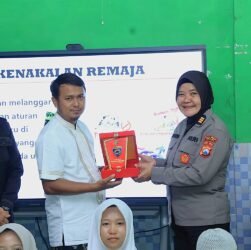 Sambut Hari Jadi ke-78, Polwan Polres Ngawi Edukasi Santri Cegah Kenakalan Remaja