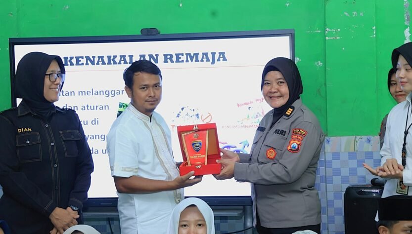 Sambut Hari Jadi ke-78, Polwan Polres Ngawi Edukasi Santri Cegah Kenakalan Remaja