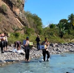 Menembus Jalan Terjal, Polri Hadir Membawa Harapan: Kapolres Nagekeo Salurkan Bantuan Kapolda NTT untuk Warga Terdampak Gempa