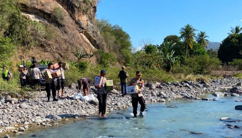 Menembus Jalan Terjal, Polri Hadir Membawa Harapan: Kapolres Nagekeo Salurkan Bantuan Kapolda NTT untuk Warga Terdampak Gempa